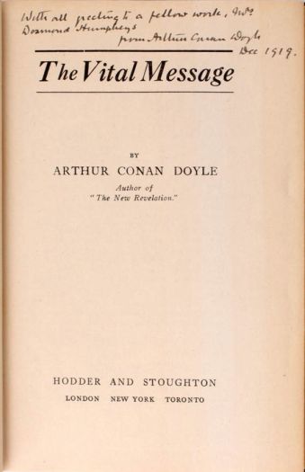 With all greeting to a fellow work, Mrs Desmond Humphreys, from Arthur Conan Doyle. Dec 1919 (december 1919) Dedicace in The Vital Message (Hodder & Stoughton Ltd., 1919).