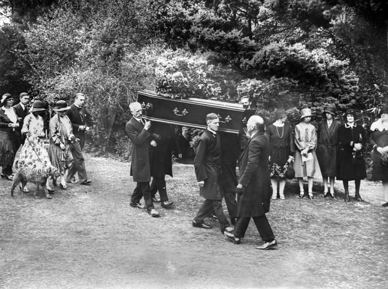 File:1930-07-11-windlesham-funeral4.jpg