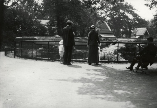 Arthur Conan Doyle at London Zoo. From left to right: Denis, Arthur Conan Doyle, nurse, Lena Jean (july 1914).