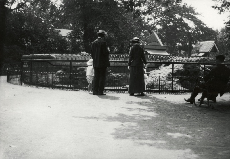File:1914-07-arthur-conan-doyle-with-lenajean-denis-at-london-zoo2.jpg