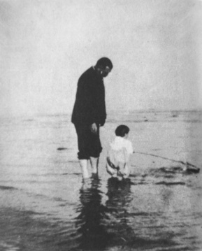 Arthur Conan Doyle and his son Denis (1910).
