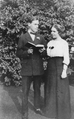 Kingsley and Mary at St. Anne's Cottage, Chertsey (ca. 1914).