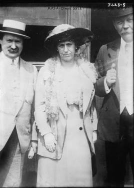 Arthur Conan Doyle and his wife (ca. 1915).