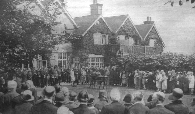 Mourners at garden funeral (11 july 1930).