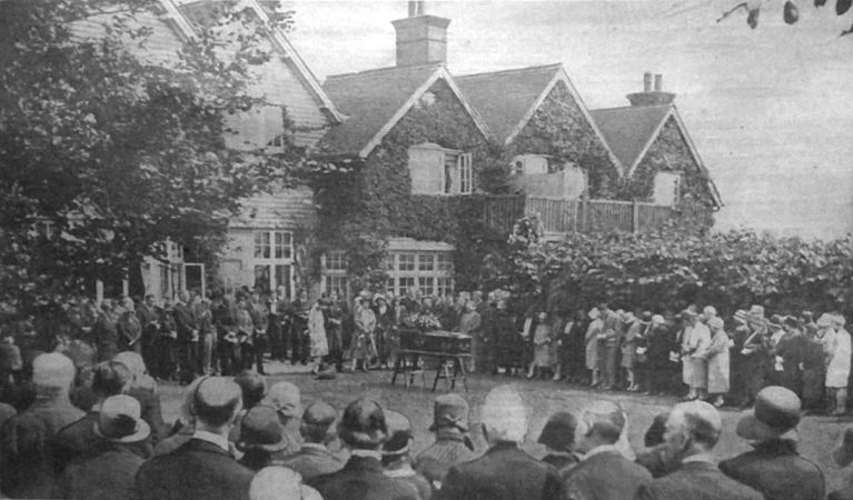 Mourners at garden funeral (11 july 1930).
