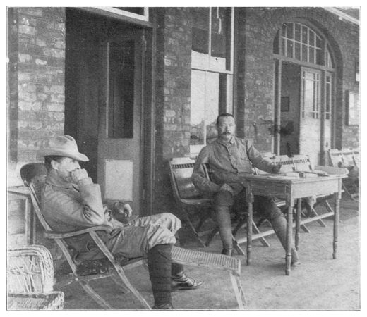 Arthur Conan Doyle and Mortimer Menpes at Bloemfontein (ca. may 1900).