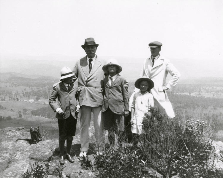 File:1921-01-arthur-conan-doyle-and-children-at-blue-mountains-australia3.jpg