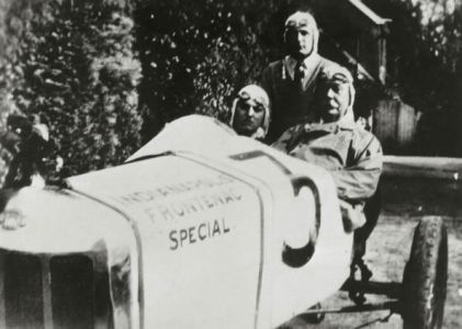 Arthur Conan Doyle and his two sons in race car 'Fronty-Ford" Indianapolis Frontenac Special (28 april 1928).