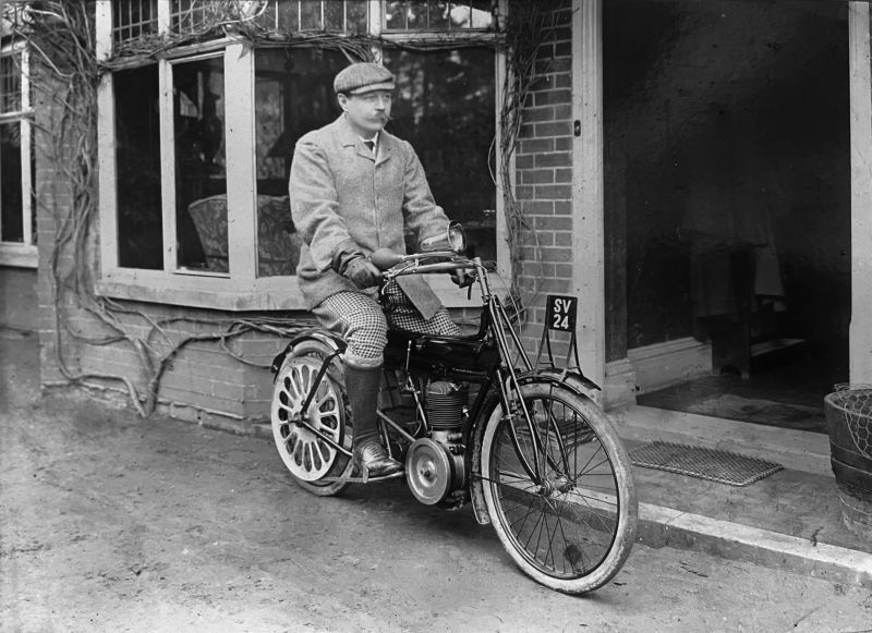 File:1905-04-arthur-conan-doyle-on-motorbike-at-undershaw.jpg