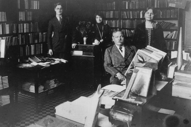 Mary (right) with Arthur Conan Doyle at The Psychic Bookshop (ca. 1925).