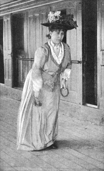 File:The-tatler-1909-10-27-p96-lady-conan-doyle-as-a-cricketer-photo.jpg