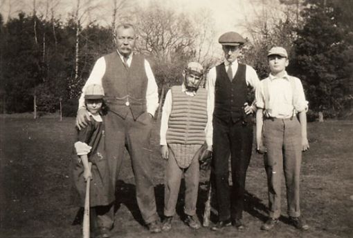 Arthur Conan Doyle playing Baseball with his 3 children in USA (1922).