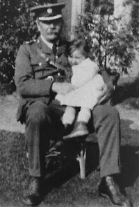 Arthur Conan Doyle with Lena Jean (ca. 1913).