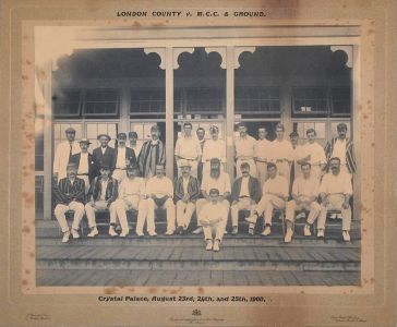 Arthur Conan Doyle (with pipe) posing with the two cricket teams "London County" and "M.C.C. & Ground" (23-25 august 1900). W. G. Grace sitted in the middle with long beard.