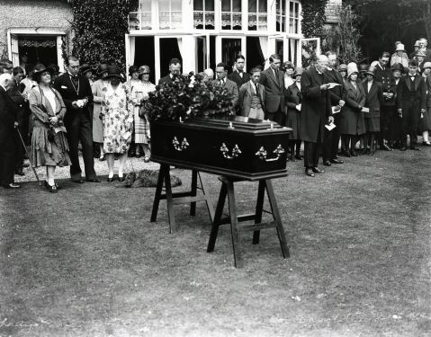 Mourners at garden funeral (11 july 1930).