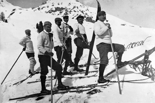 Arthur Conan Doyle with skiers (1894).