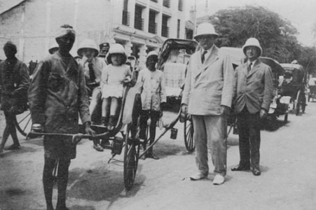 Arthur Conan Doyle, his children and Alfred H. Wood (right) in Colombo, Ceylan, Sri Lanka (september 1920).