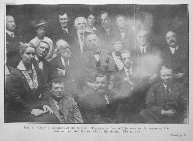 Arthur Conan Doyle (sitted, second from left) with members of the S.S.S.P. and a psychic face on the photo (1922).