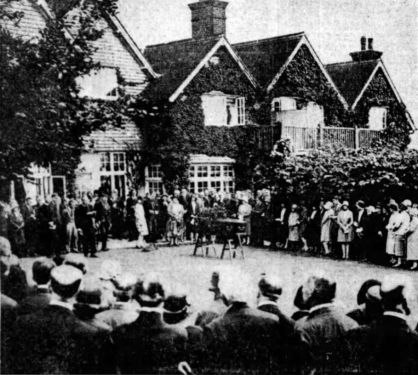 Mourners at garden funeral (11 july 1930).