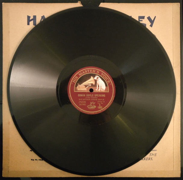 File:1930-conan-doyle-speaking-vinyle-disc.jpg