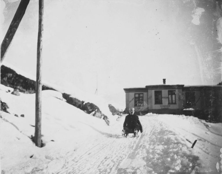 File:1894-1895-arthur-conan-doyle-on-sledge-in-clavadel.jpg