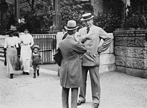 Arthur Conan Doyle in front of Hotel Esplanade in Berlin (24 august 1911).