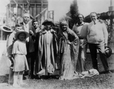 Lady Conan Doyle and Sir Arthur Conan Doyle with Douglas Fairbanks (2nd right) and his wife Mary Pickford (3rd right) (august 1923).