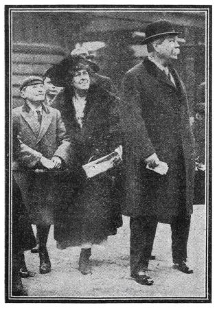 Sir Arthur Conan Doyle, Jean Conan Doyle and watching the baggages go aboard (1 april 1922).