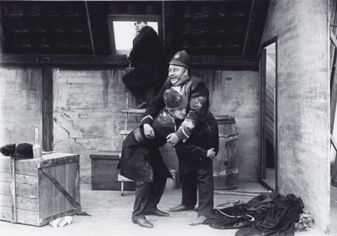 Dr. Mors (Einar Zangenberg) escapes by the roof