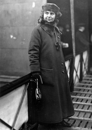 Mary arrived in Los Angeles onboard the Columbia (december 1919).