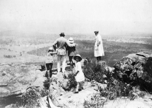 Arthur Conan Doyle and children looking at Sandstone Bluffs at the Blue Mountains (january 1921).