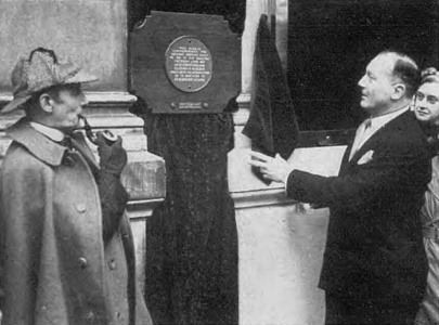 Carleton Hobbs and Robert Fabian unveiling plaque at The Criterion (3 january 1953).