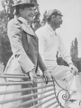 Arthur Conan Doyle with Miss Druce (?) during cricket match "Incogniti vs Cheltenham" (7 or 8 june 1901).
