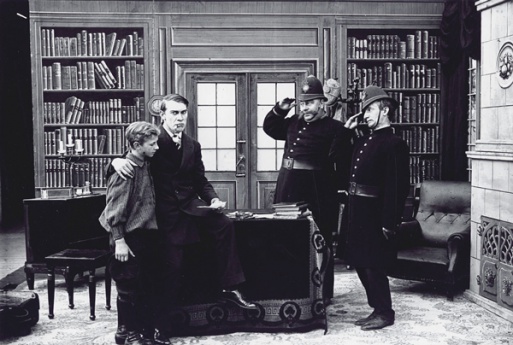 Young Billy (Anton Seitzberg) and Sherlock Holmes (Alwin Neuss) with police constables (on the right: Victor Fabian)
