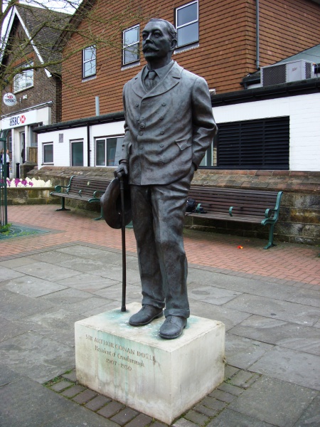 File:Statue-arthur-conan-doyle-clokes-corner-beacon-road-crowborough.jpg