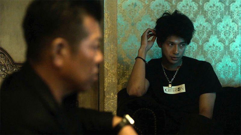 File:2018-miss-sherlock-s01e01-bartender.jpg