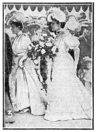 Miss Lily Loder-Symonds and Miss Leslie Rose, the bridesmaids (18 september 1907).