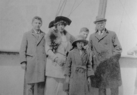 Arthur Conan Doyle and family on RMS Olympic, arrival at New York (3 april 1923).