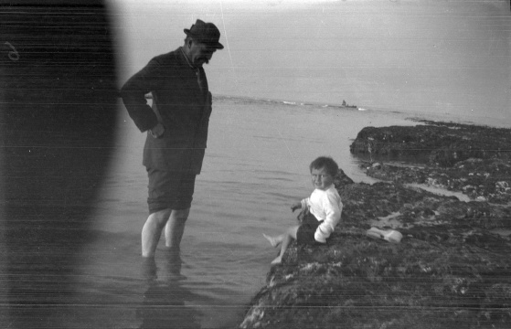Arthur Conan Doyle and his son Denis (1910).