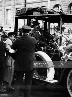 Arthur Conan Doyle at the wheel of his green Dietrich-Lorraine during The Prince Henry Tour (july 1911).
