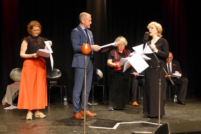 File:2018-mrs-hudson-s-radio-show-wells-05.jpg