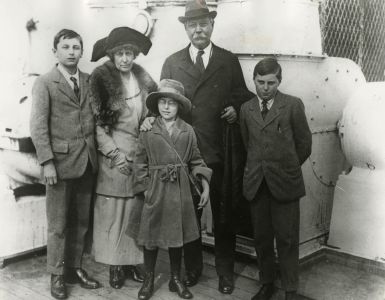 Arthur Conan Doyle and family on RMS Olympic, arrival at New York (3 april 1923).