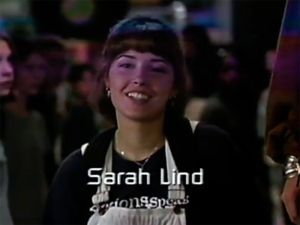 Dee Sampson (Sarah Lind)