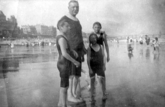 Adrian, Sir Arthur Conan Doyle, Lena Jean, and Denis in swimming suits (1920s).