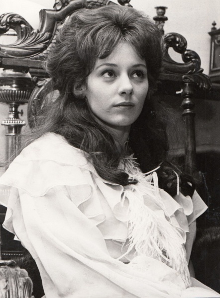 File:1967-red-handed-lady-mannering.jpg
