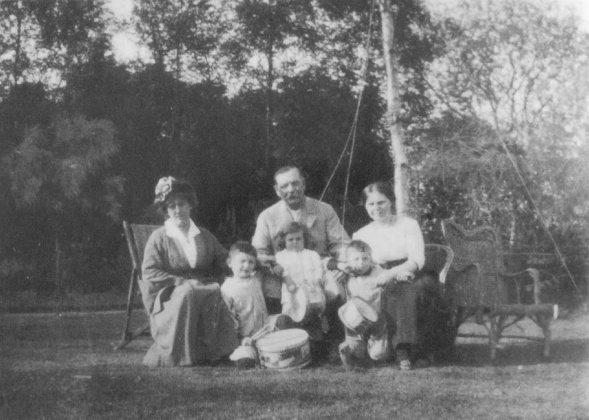 Mary (right) with her step-mother Jean, Arthur Conan Doyle and her half-brothers/sister : Denis, Lena Jean, Adrian (1912).