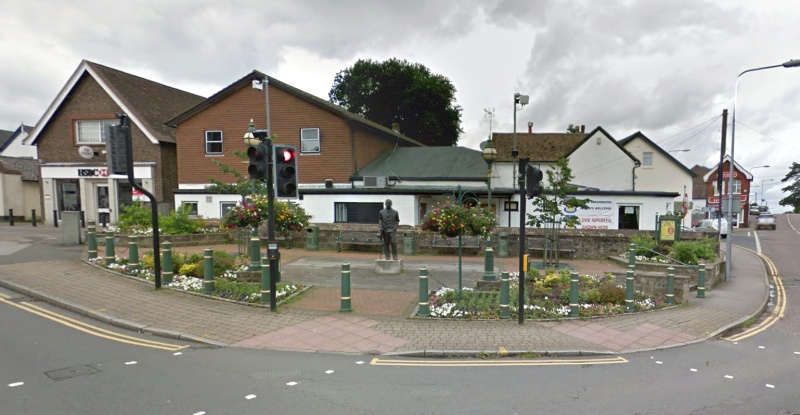 File:Statue-arthur-conan-doyle-clokes-corner-beacon-road-crowborough-building.jpg
