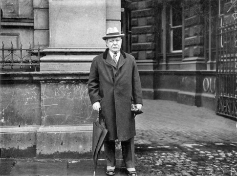 Arthur Conan Doyle outside Midland Station Hotel, Whitla Street, Belfast (11 may 1925).