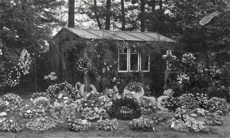 File:1930-07-11-windlesham-grave-garden.jpg