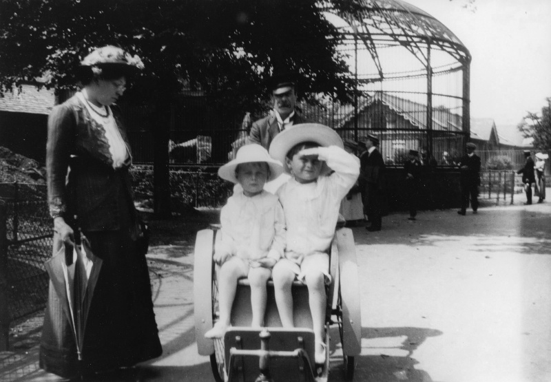 File:1914-07-adrian-denis-conan-doyle-london-zoo.jpg